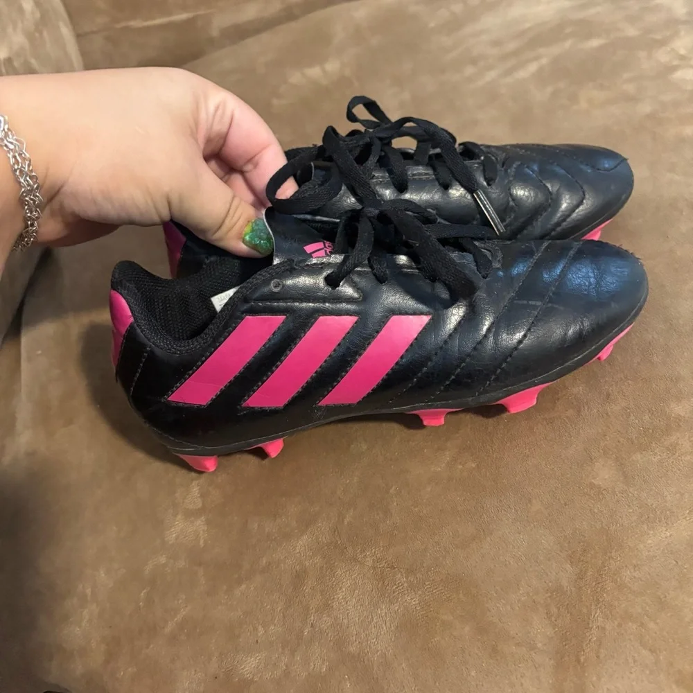 Adidas kid’s soccer Black Shoes with‎ Pink Highlights size 1